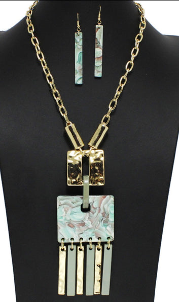 THE LUXE NK GLAM GIRL CLASSIC GEOMETRIC CELLULOID ACETATE NECKLACE-YNE4819