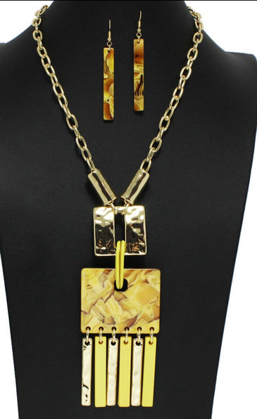 THE LUXE NK GLAM GIRL CLASSIC GEOMETRIC CELLULOID ACETATE NECKLACE-YNE4819