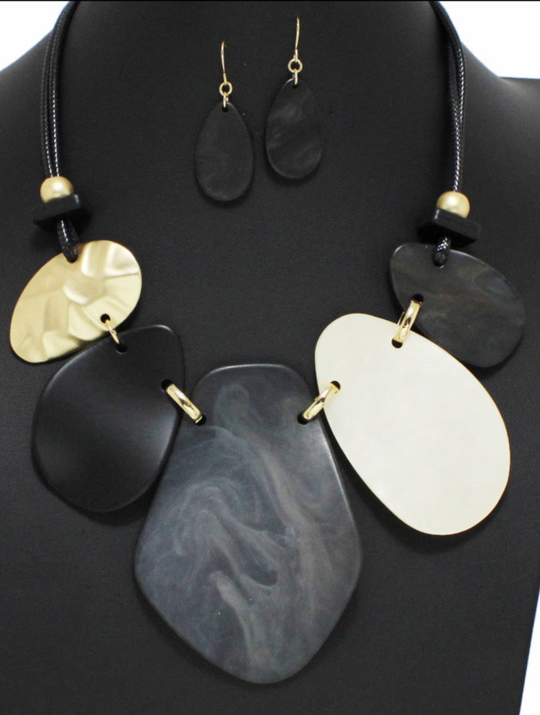 THE LUXE NK GLAM GIRL CLASSIC GEOMETRIC NECKLACE-YNE4900