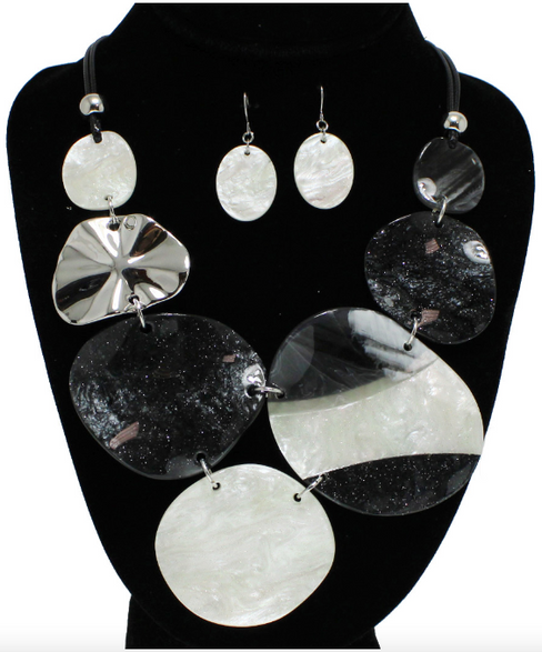 THE LUXE NK GLAM GIRL CLASSIC GEOMETRIC NECKLACE-YNE4900