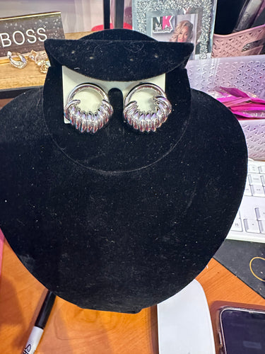 THE LUXE NK GLAM GIRL LUXURY JEWELRY COLLECTION - HEARTS ON FIRE HEART HOOP EARRINGS - VER5278