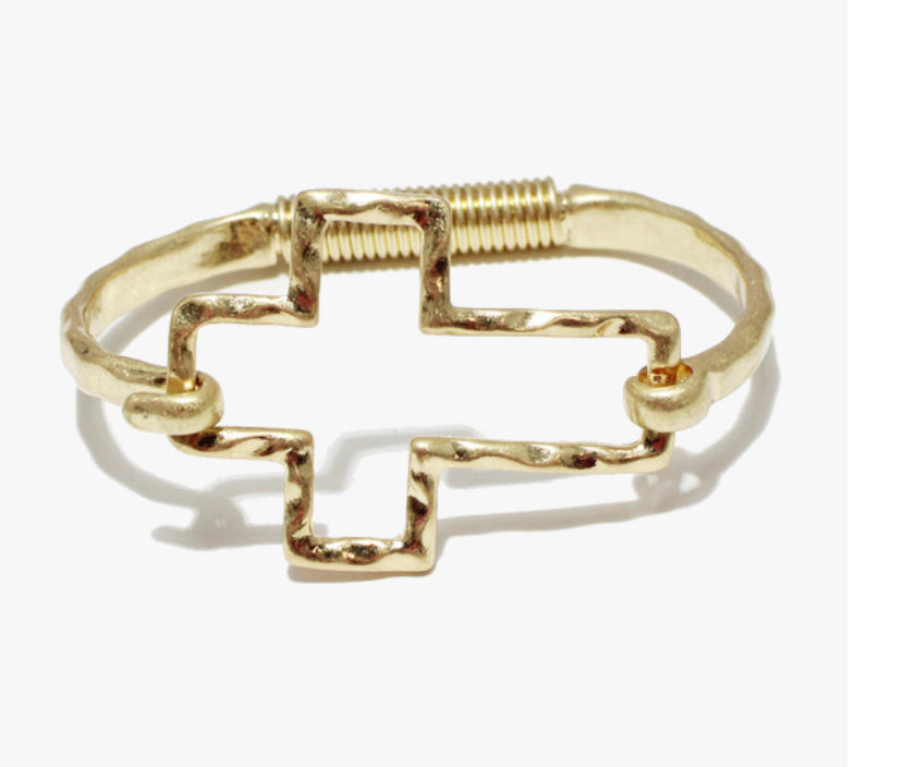 THE LUXE NK GLAM GIRL LUXURY JEWELRY COLLECTION - WORN HAMMERED METAL CROSS BANGLE BRACELET - QB198