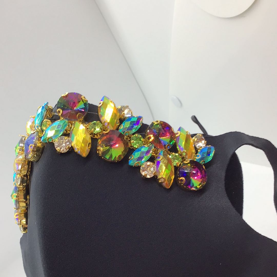 THE LUXE CLASSIC NK GLAM CLASSY RHINESTONE MASK- M5