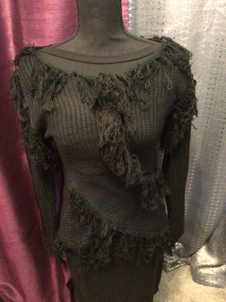 THE LUXE CLASSIC NK DISTRESSED LONG SLEEVES SWEATER-